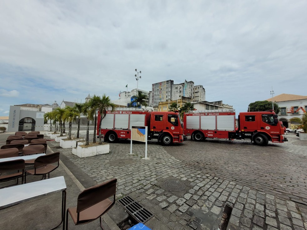 Incêndio atinge Prefeitura de Salvador e Elevador Lacerda é fechado — Foto: Eric Luís Carvalho/g1