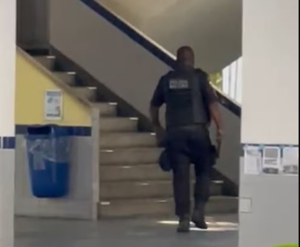 Pol�cia no Cefet &mdash; Foto: Reprodu��o