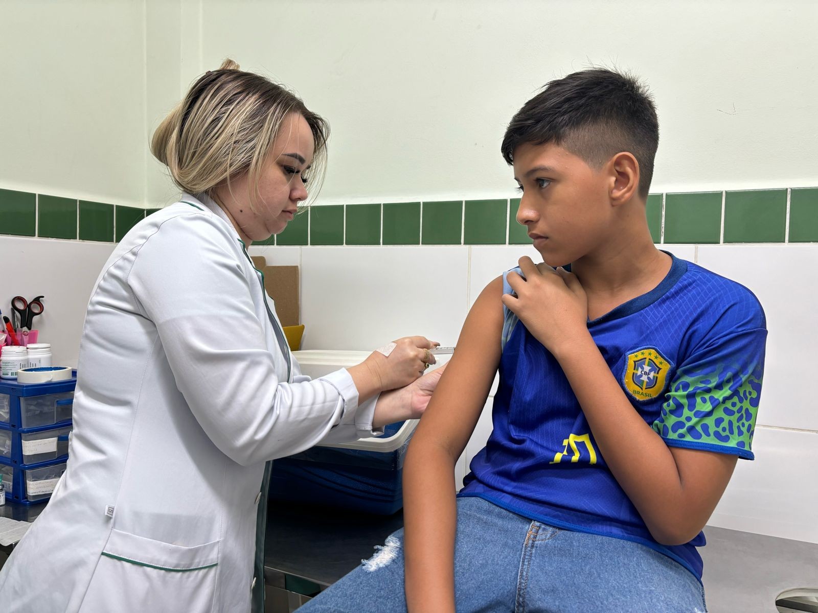 Crianças e adolescentes de até 16 anos são vacinados contra a dengue em Rio Branco: 'Melhor se prevenir'