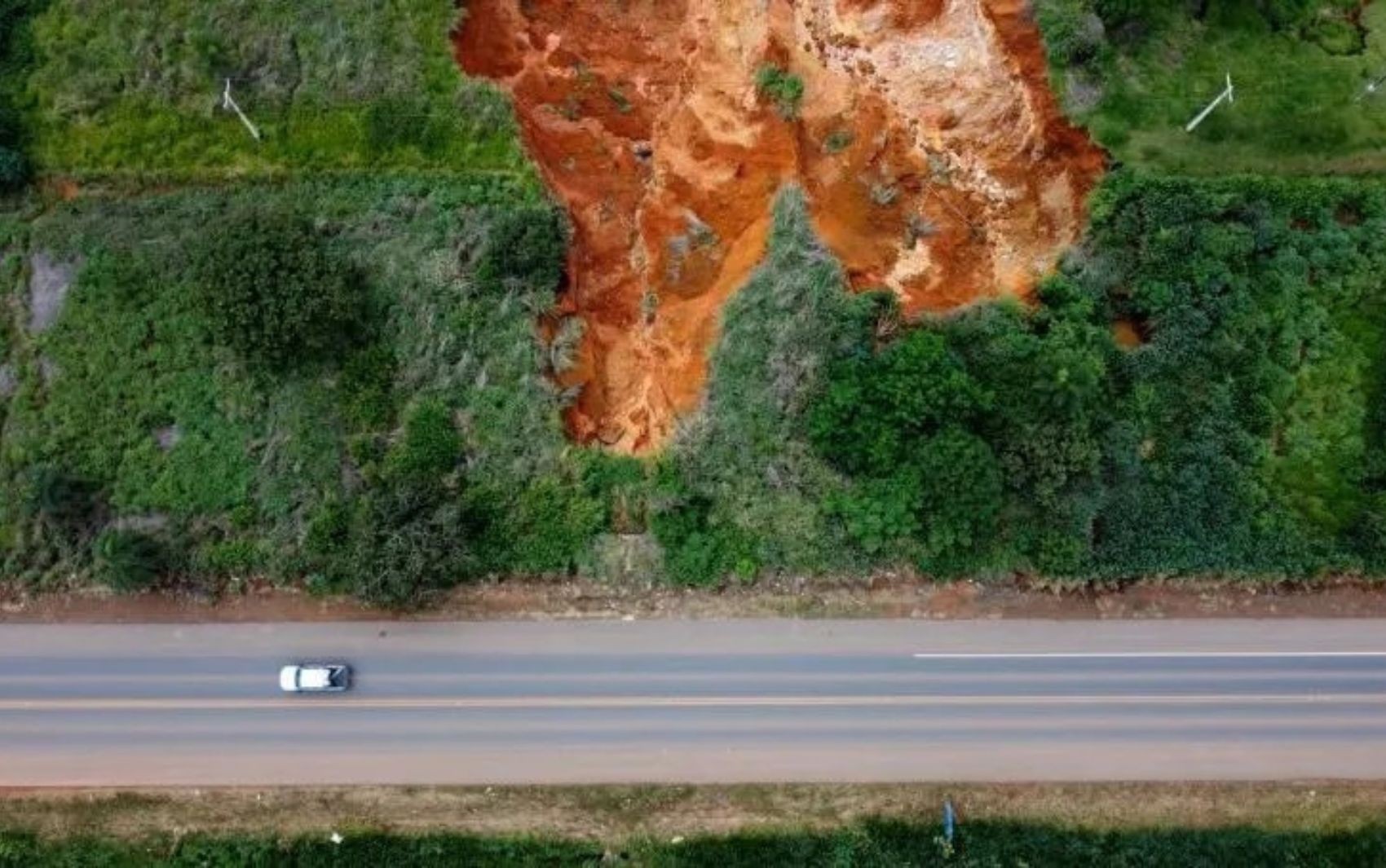 Erosão que ameaça engolir rodovia federal em Goiás tem assustado moradores: ‘Preocupante’