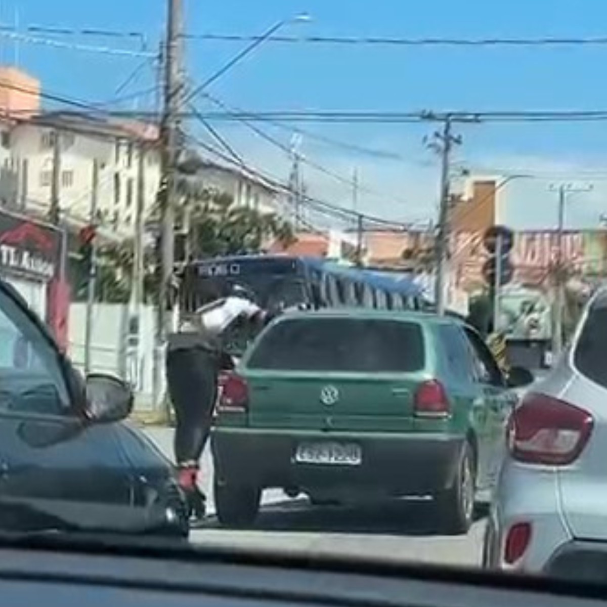 Flagrante: patinador pega carona em carro em avenida de Campinas 