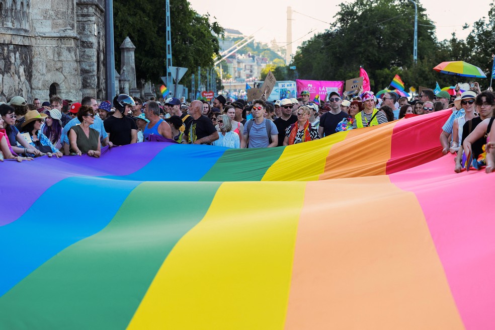 Marcha por direitos LGBT+ na Hungria desafiou proibição da polícia — Foto: Bernadett Szabo/Reuters