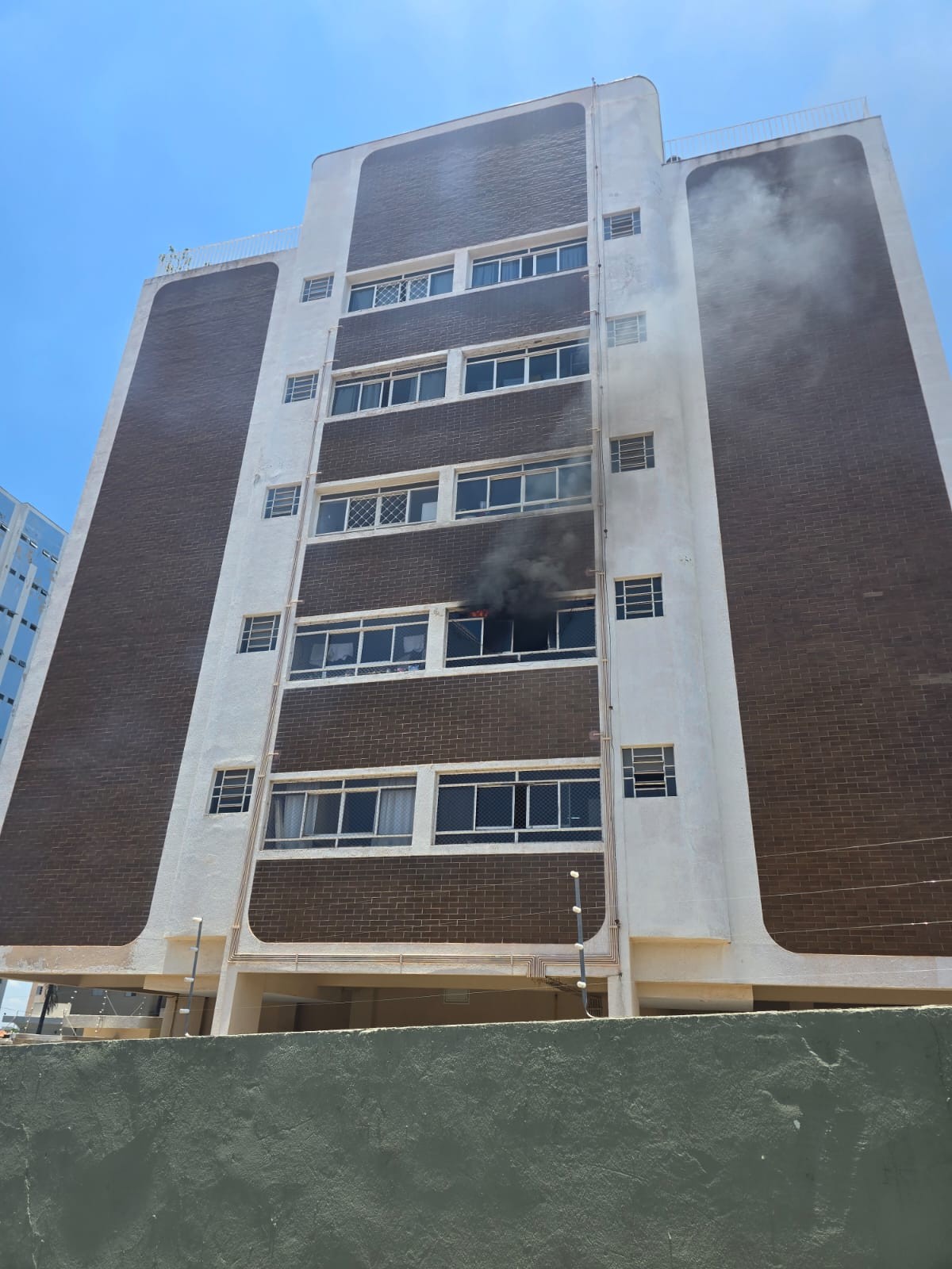 Incêndio atinge apartamento na Vila Monteiro, em Piracicaba