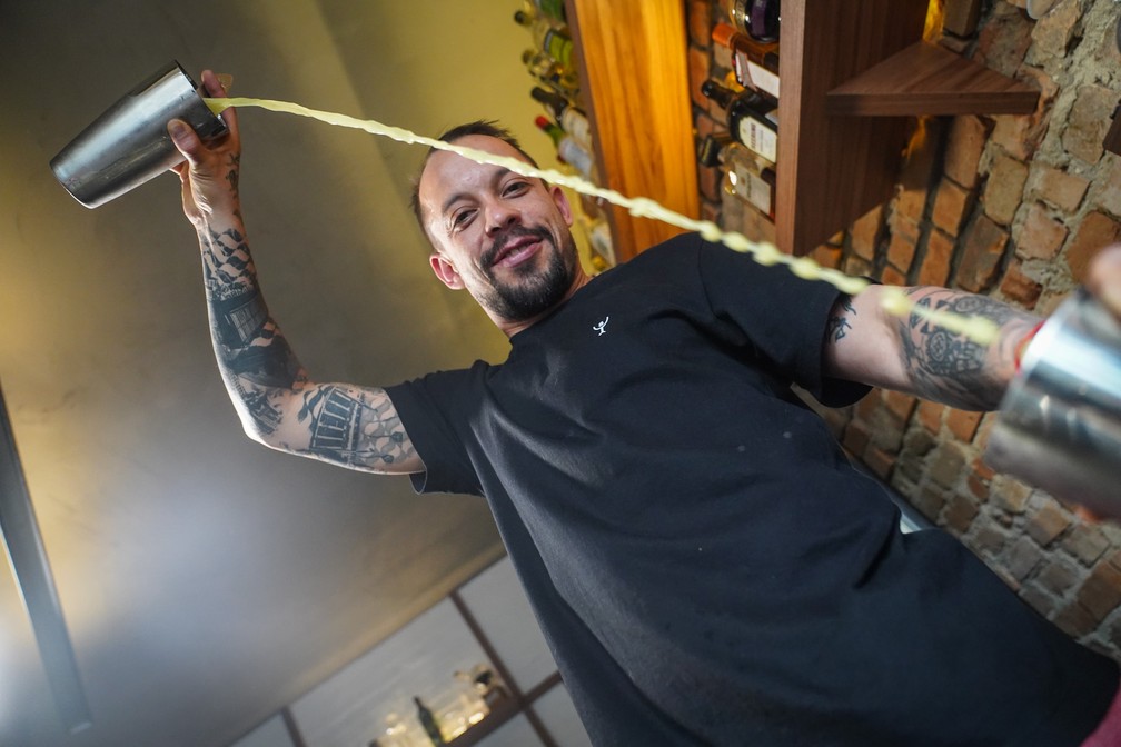 Gabriel Santana, sócio do Santana Bar, mostra técnica de 'throwing', que aumenta a aeração de coquetéis — Foto: Fábio Tito/g1