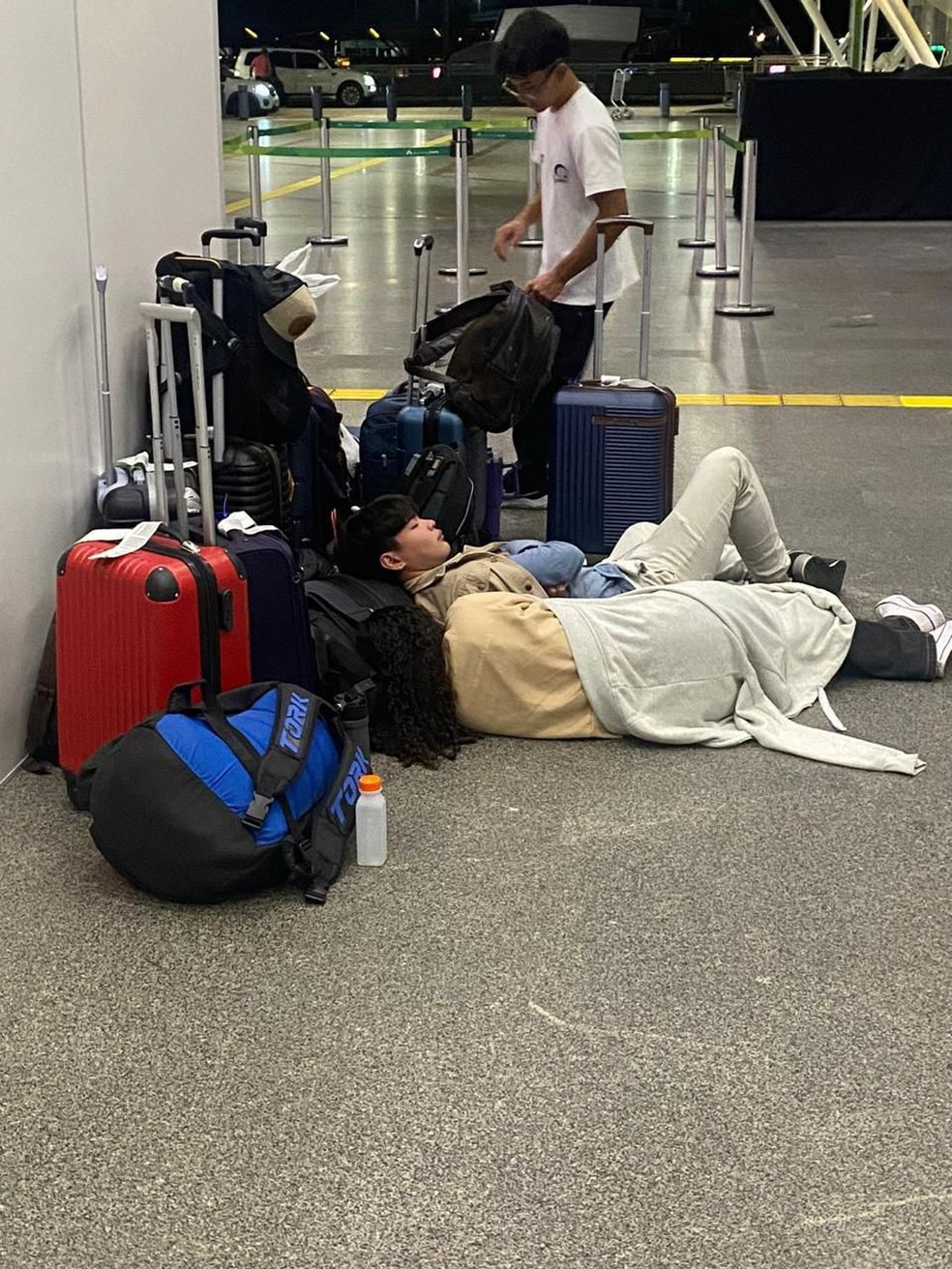 Segundo familiares, adolescentes chegaram a dormir no chão do aeroporto após cancelamento de voo. — Foto: Arquivo pessoal