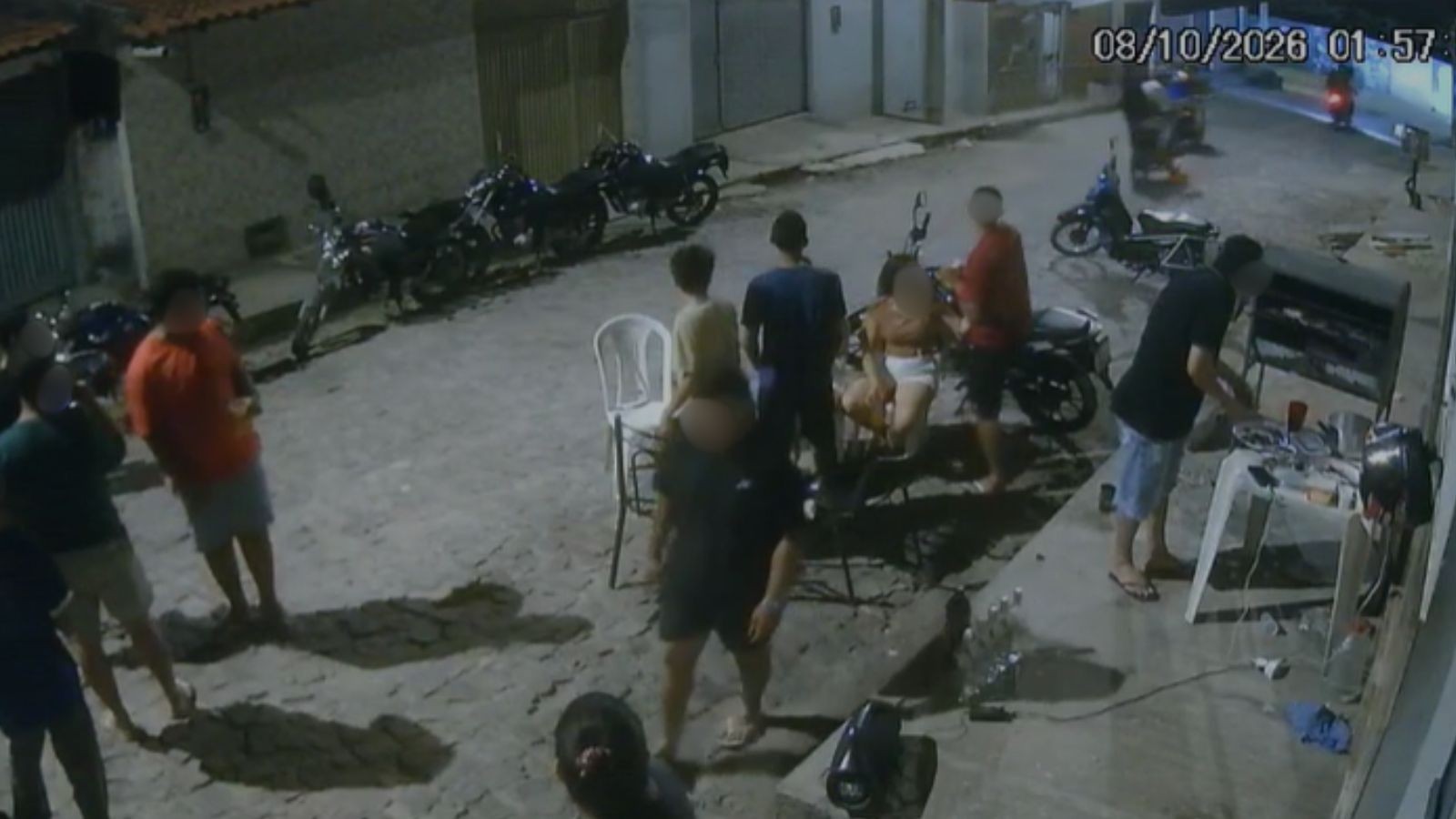 Vídeo: Grupo é alvo de cerca de 20 tiros durante ataque em Teresina; mulher foi baleada