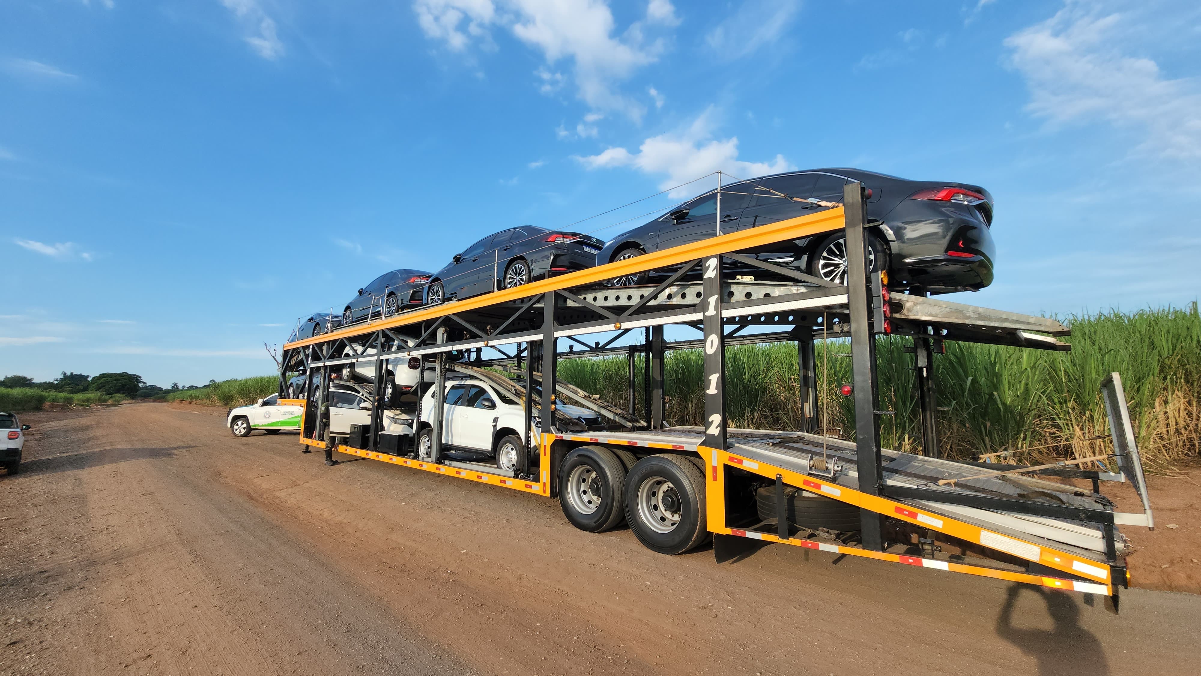 Carreta de caminhão-cegonha com oito carros roubada é encontrada em Limeira