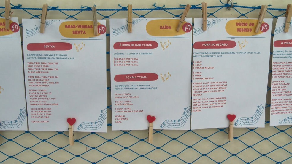 As músicas que são tocadas ficam espalhadas pelos corredores das escolas para alunos saberem as letras — Foto: Reprodução/TV Gazeta