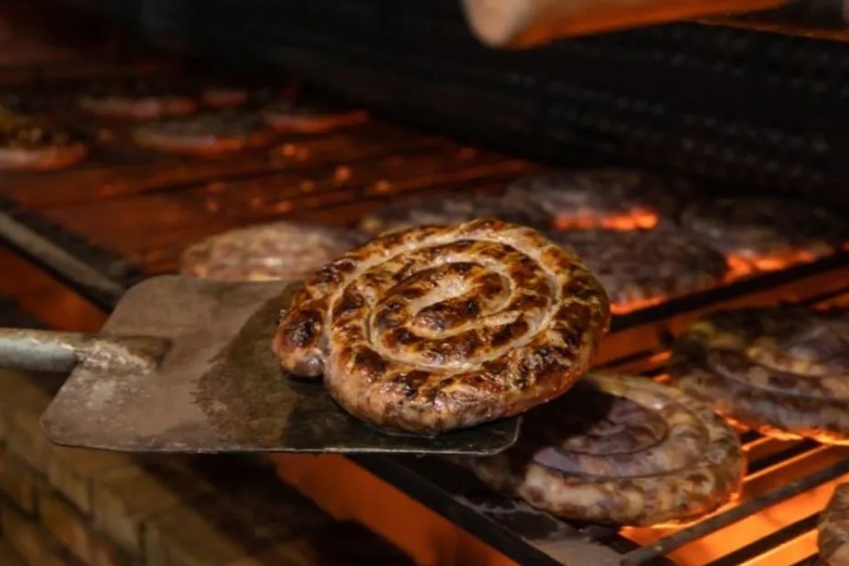 Festa na 'cidade da linguiça' celebra 30 anos de tradição com churrasco e shows sertanejos