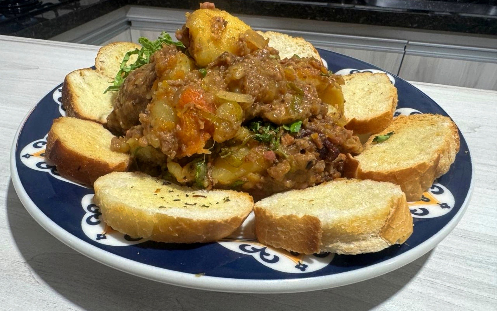 'Barato da Cozinha': aprenda a fazer stovies, ensopado escocês com carne e batata