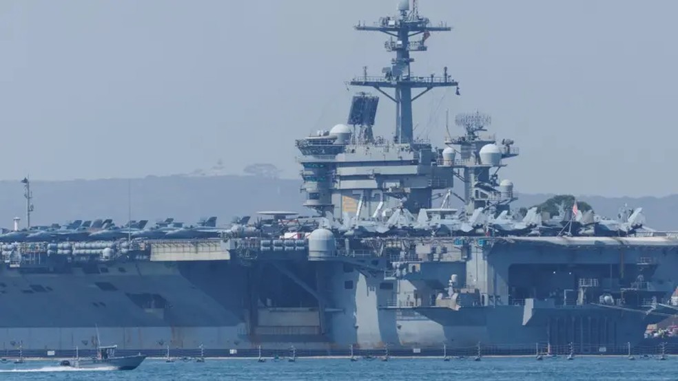 Um grupo de ataque naval liderado pelo porta-aviões USS Abraham Lincoln já teria chegado ao Oriente Médio. — Foto: Mike Blake/Reuters