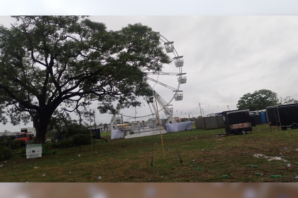 Estrutura de festa universitária cedeu por causa da chuva e vento fortes em Regente Feijó (SP) — Foto: Polícia Militar