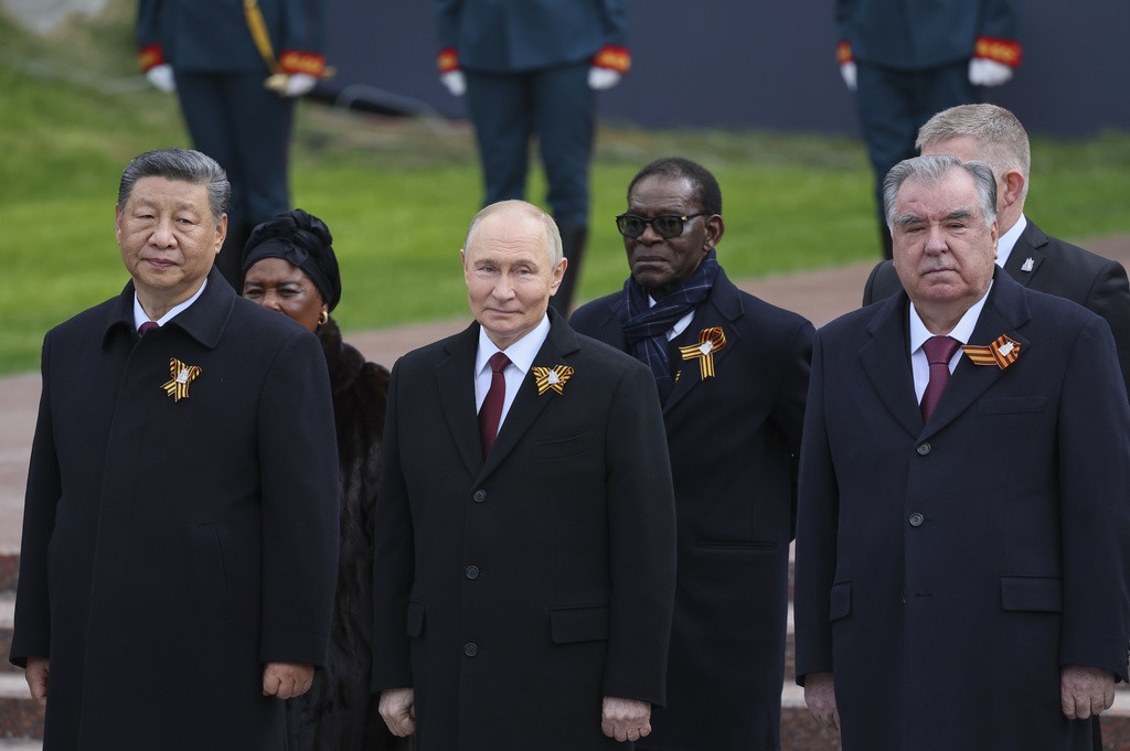 Steven Seagal vai a desfile militar do Dia da Vitória na Rússia; Putin e Xi Jinping assistiram lado a lado