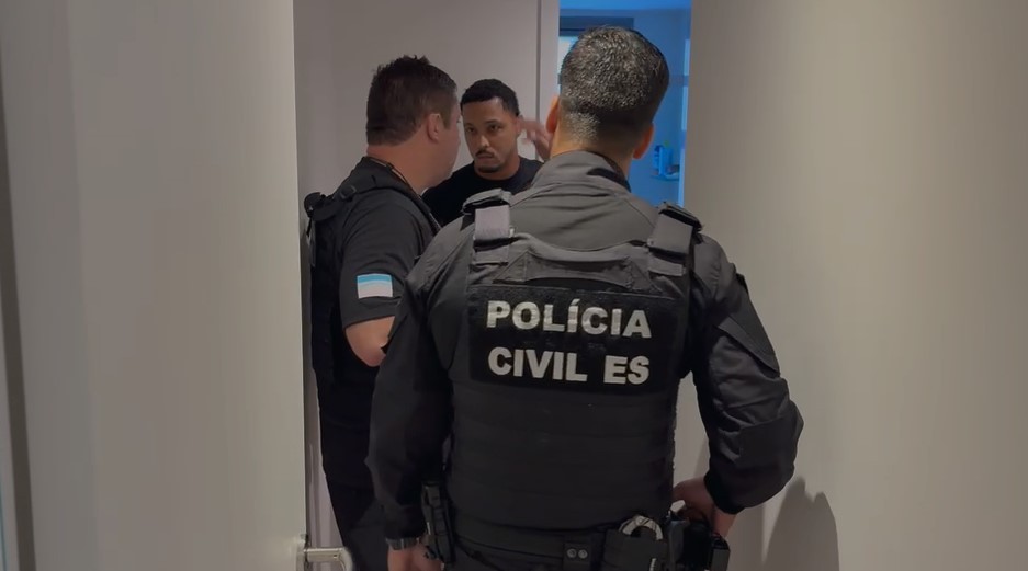 Jogador David Corrêa entrega passaporte à polícia por meio de advogado no Rio