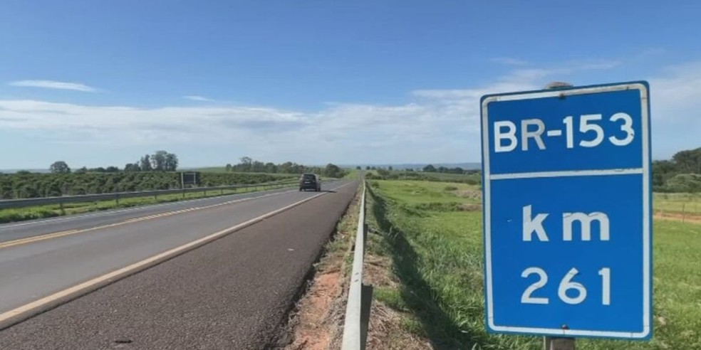 1 de 3
Justi&ccedil;a Federal determinou per&iacute;cia t&eacute;cnica de urg&ecirc;ncia para avaliar as condi&ccedil;&otilde;es da Rodovia Transbrasiliana, a BR-153, no trecho que liga Mar&iacute;lia, Guaimb&ecirc; e Ourinhos (SP). &mdash; Foto: TV TEM