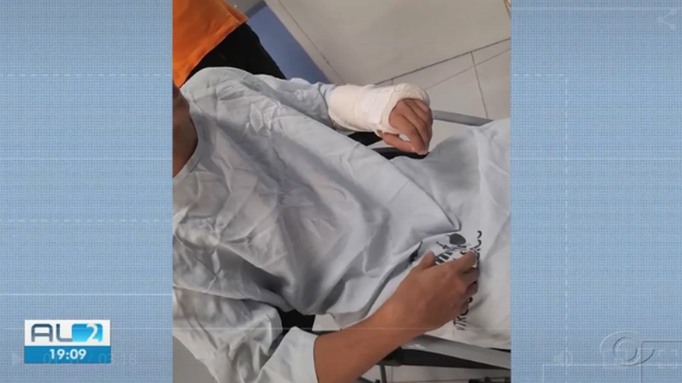 Paciente com braço quebrado precisou pagar por transporte por falta de ambulância para transferência da UPA do Jaraguá, em Maceió, para unidade de saúde em Penedo — Foto: Reprodução/TV Gazeta