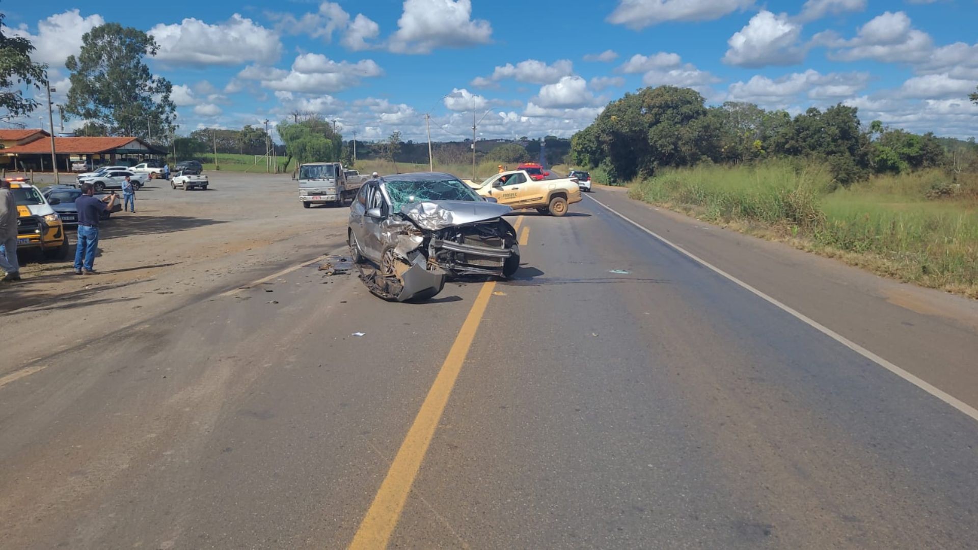 Carro atravessa rodovia mineira durante fluxo intenso e bate em caminhonete; VÍDEO