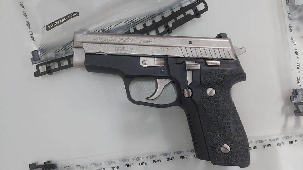 Passageira idosa de carro com 41 kg de maconha tinha pistola na bolsa, diz polícia — Foto: Divulgação/PRF