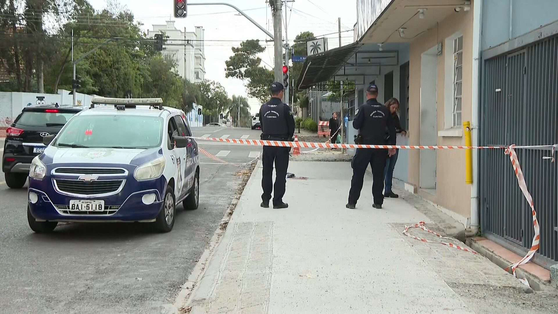 Mulher é baleada por ex-marido após ele desrespeitar medida protetiva, em Curitiba