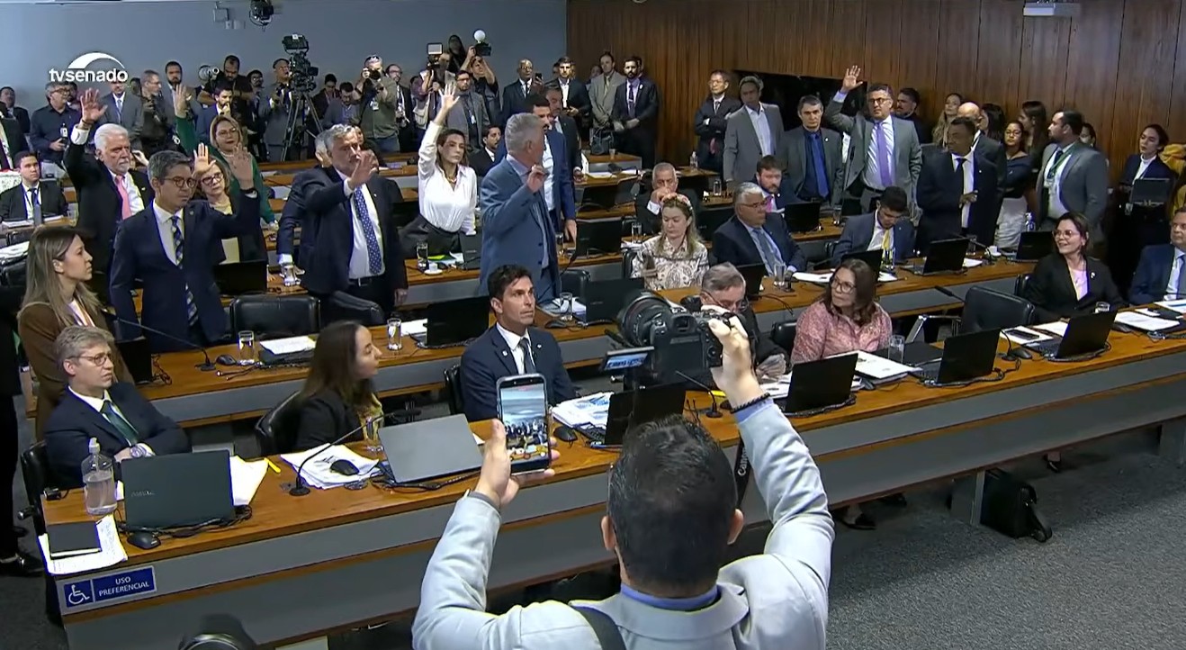 VÍDEO mostra momento da confusão na CPI do INSS após aprovação de quebra de sigilo de Lulinha