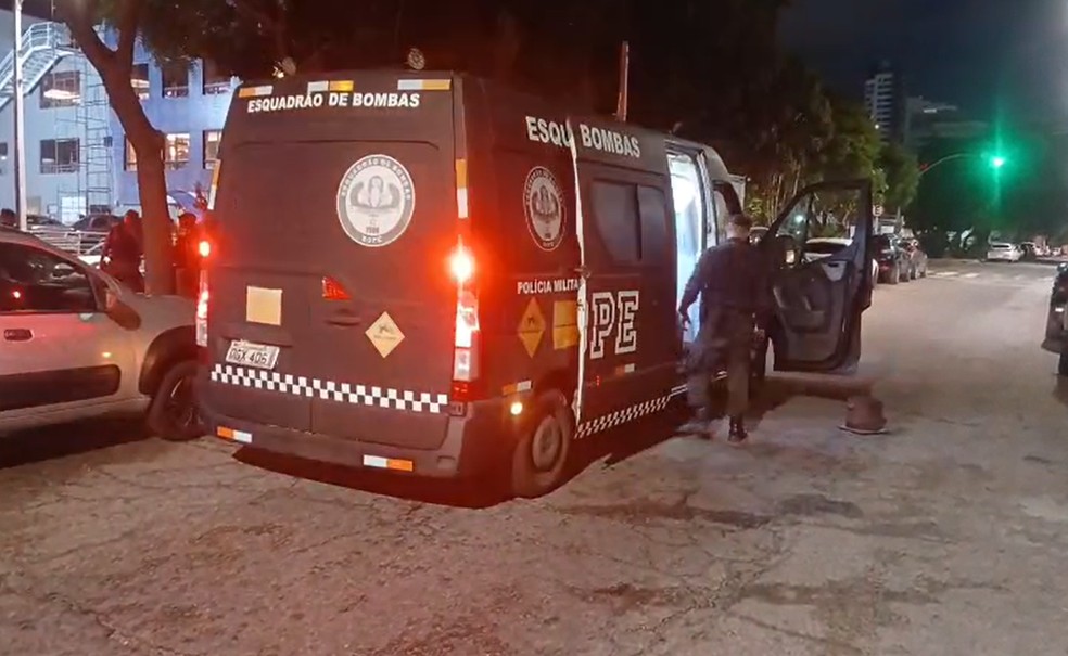 Avenida Rodrigues Alves foi interditada nos dois sentidos para policiais avaliarem artefato — Foto: Brunno Rocha/Inter TV Cabugi