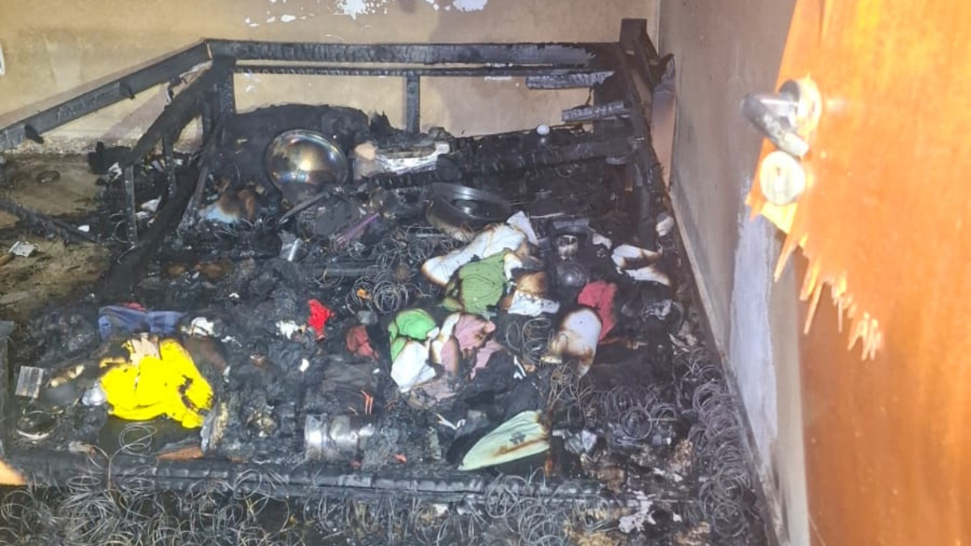 Homem é salvo de incêndio em apartamento ao pular nas costas de GCM em Piedade