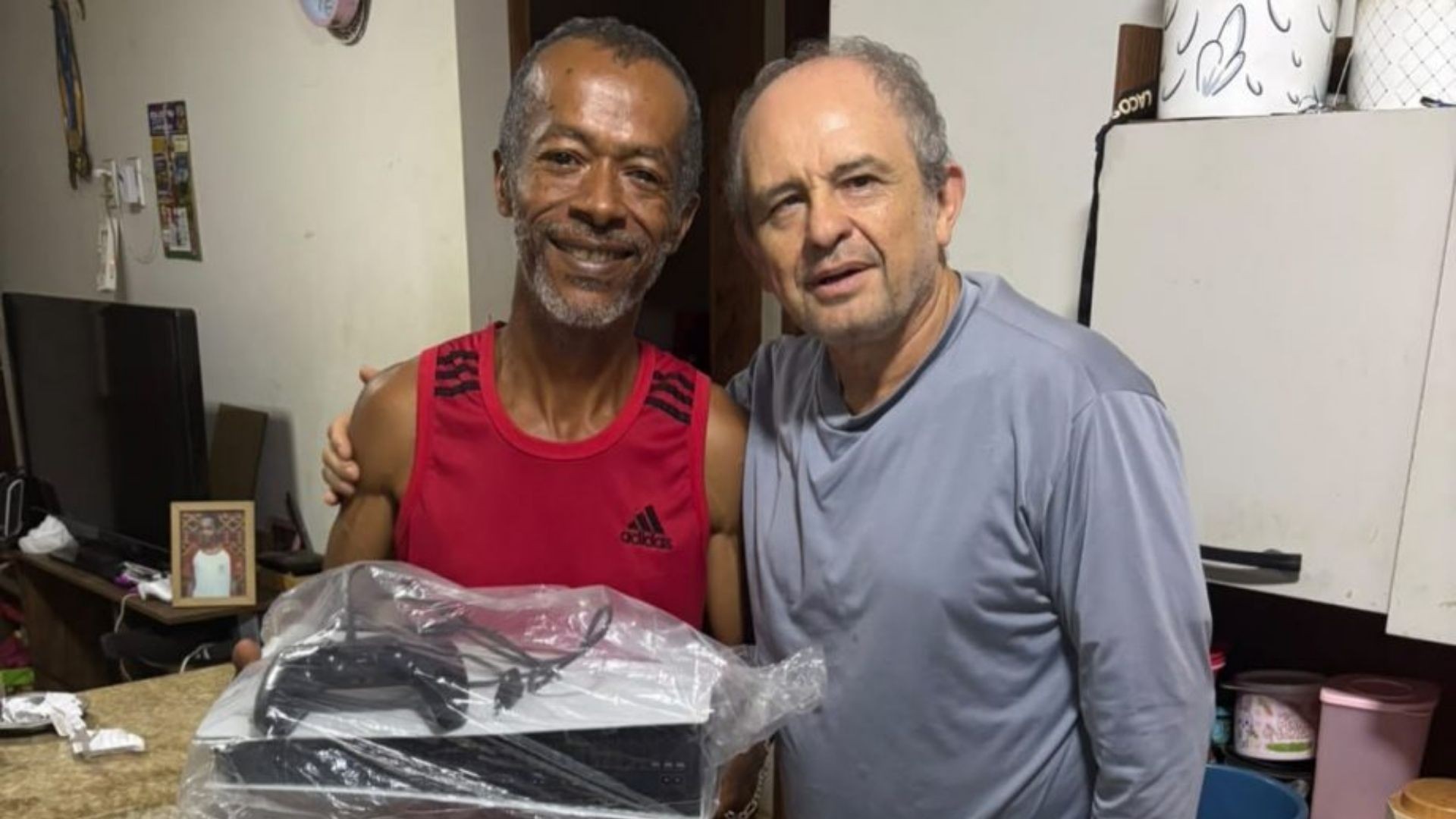 Ajudante de aterro encontra videogame de R$ 4 mil no lixo e devolve para o dono em Cachoeiro