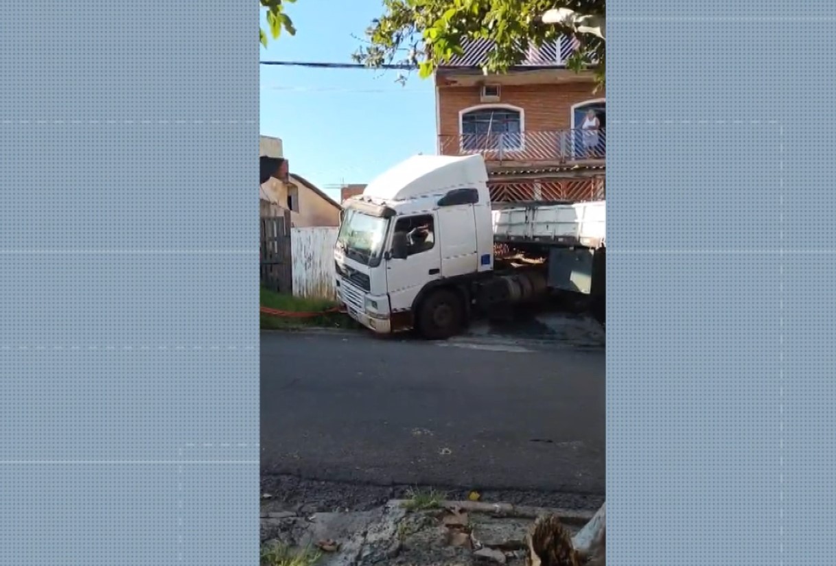 Carreta perde controle, desce rua e atinge duas casas em Paulínia