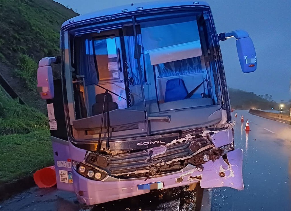 Ônibus de turismo bate na traseira de guincho na Via Dutra, em Piraí