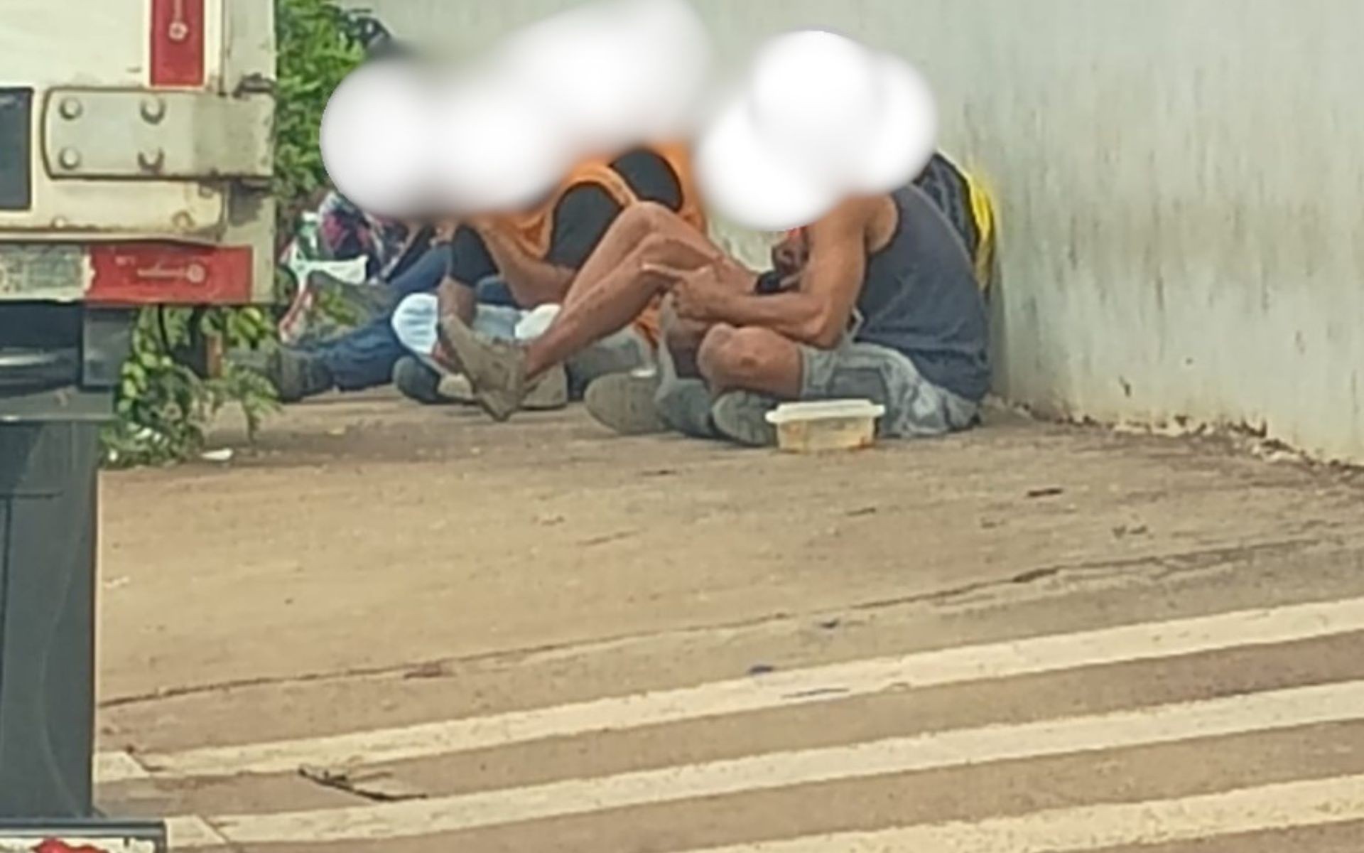 Operação em centros de distribuição de mercadorias identifica mais de 100 trabalhadores sem registro e interdita galpão