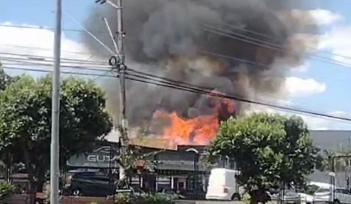 Terreno pega fogo, fumaça invade colégio e alunos são liberados em Sumaré