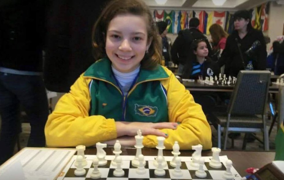 Após vender 3 mil canetas para ir a campeonato de xadrez, garota de SC joga  com 9 ao mesmo tempo, Santa Catarina