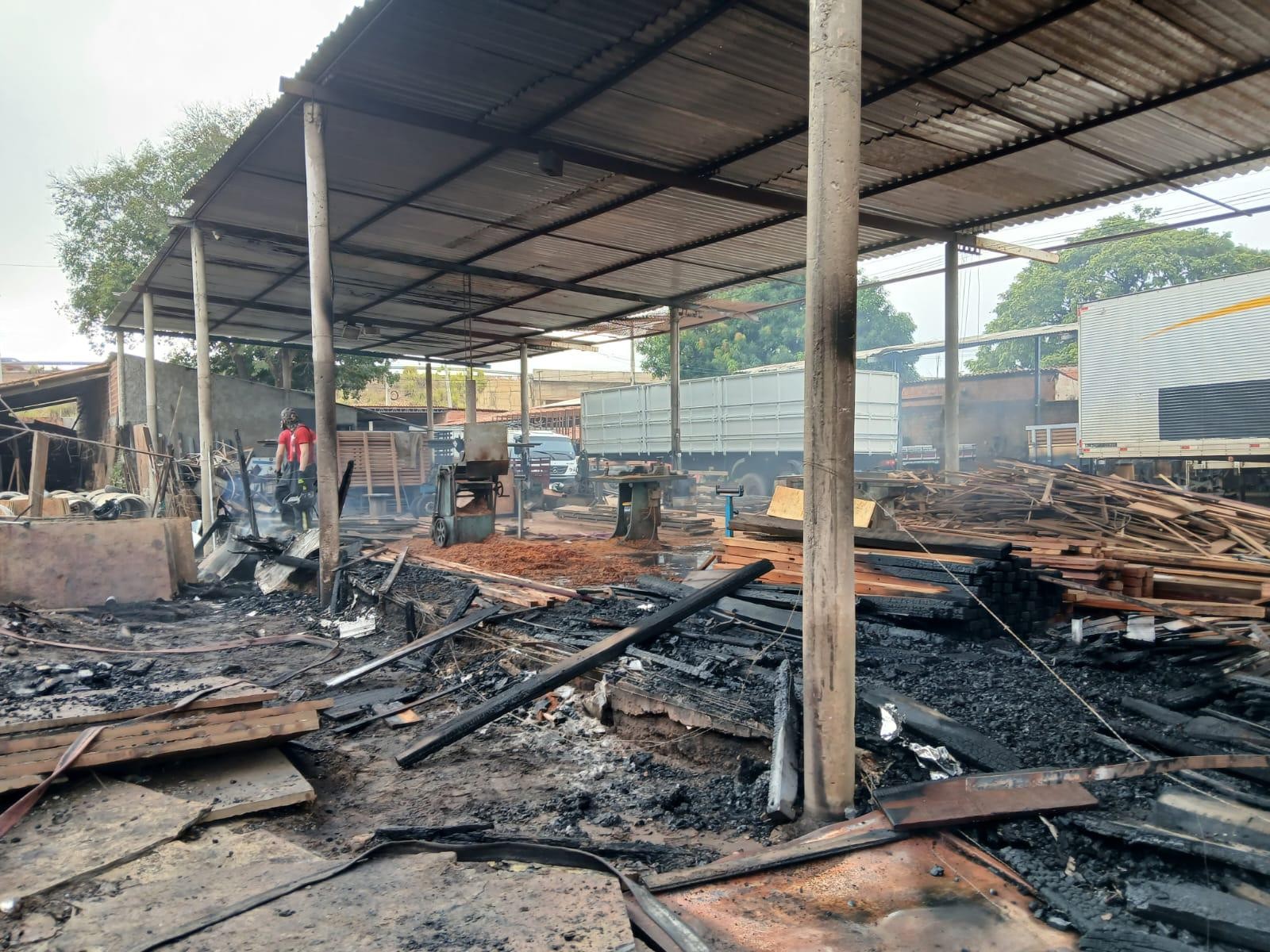 Incêndio de grandes proporções atinge madeireira e garagem de ônibus na Zona Sul de Teresina