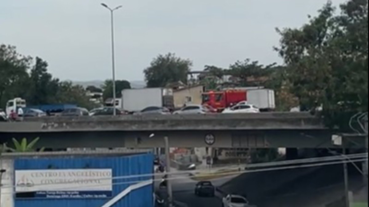 Manifestação fecha a BR-101 em São Gonçalo após operação policial