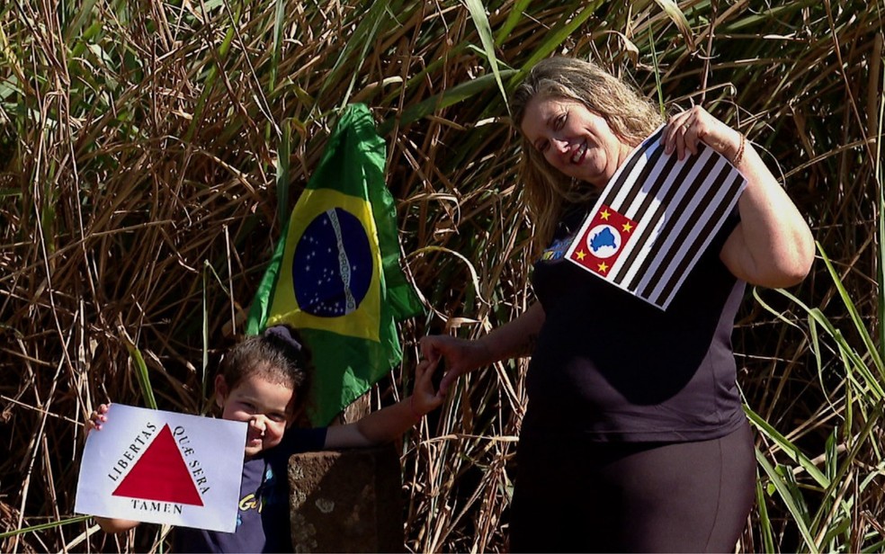 Família fica dividida entre Itamogi (MG) e Santo Antônio da Alegria (SP) — Foto: Cacá Trovó