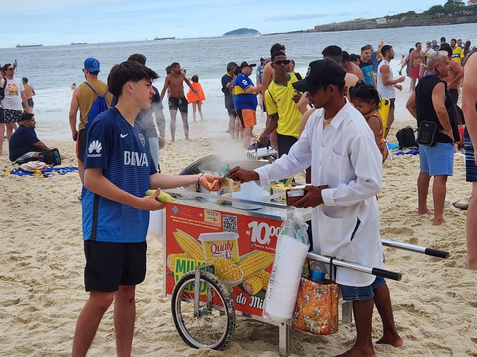 Comerciantes reclamam do baixo consumo pelos argentinos em Copacabana — Foto: Raoni Alves/g1