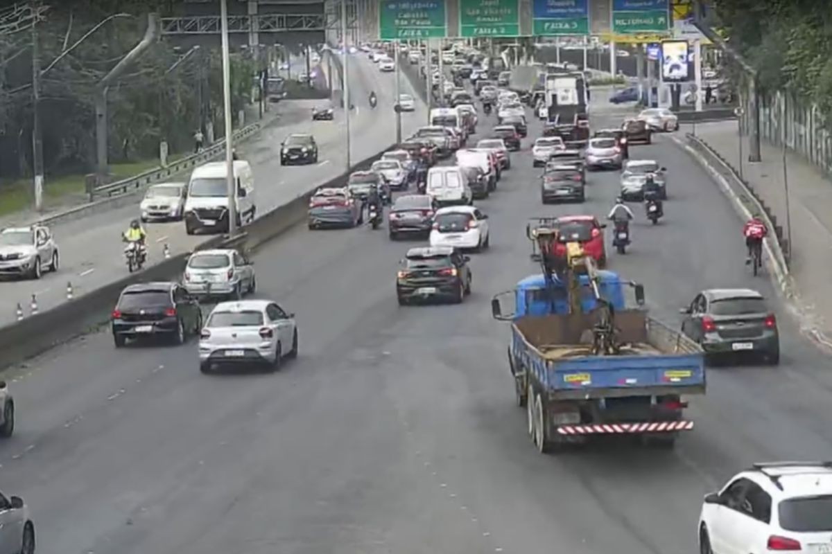 Acidente entre ônibus, carro e moto deixa um ferido e interdita avenida em Praia Grande, SP