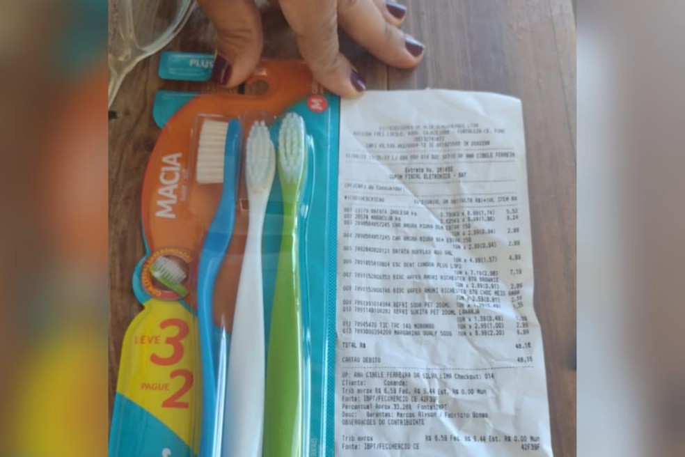 Professora mostra nota fiscal de escovas de dentes que supermercado alegou que ela teria roubado, em Fortaleza. — Foto: Arquivo pessoal