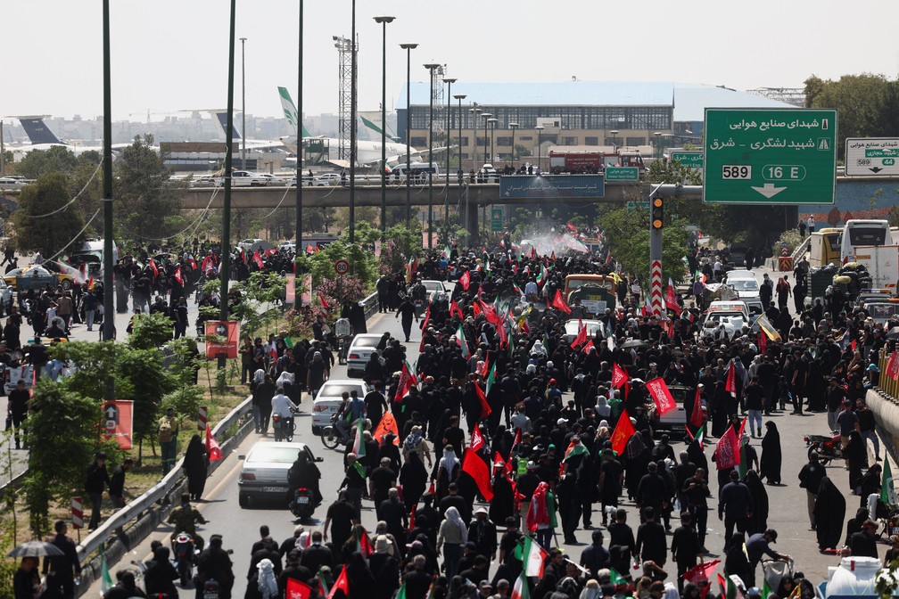 Pessoas caminham em prociss&atilde;o pela morte de Ali Khamenei &mdash; Foto: Reuters