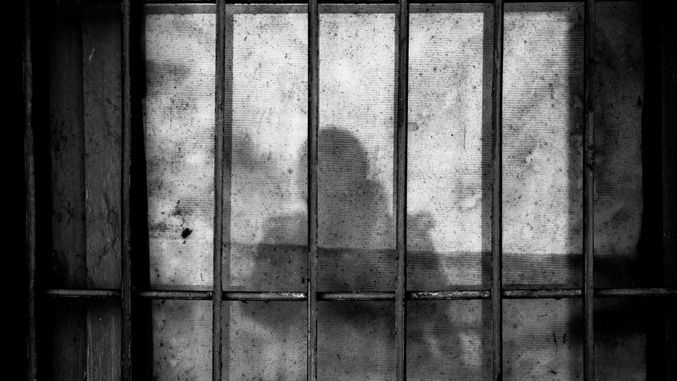 Sombra de pessoa em cela — Foto: Reprodução/Unsplash