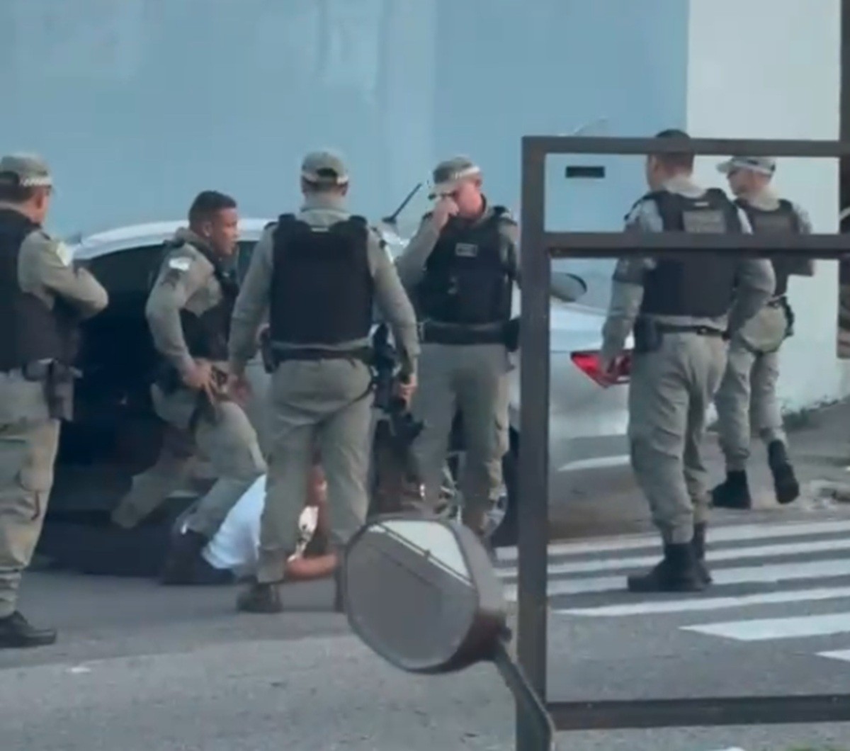 Suspeito de golpes foge de delegacia, joga carro contra PM e acaba preso após tiros em Natal