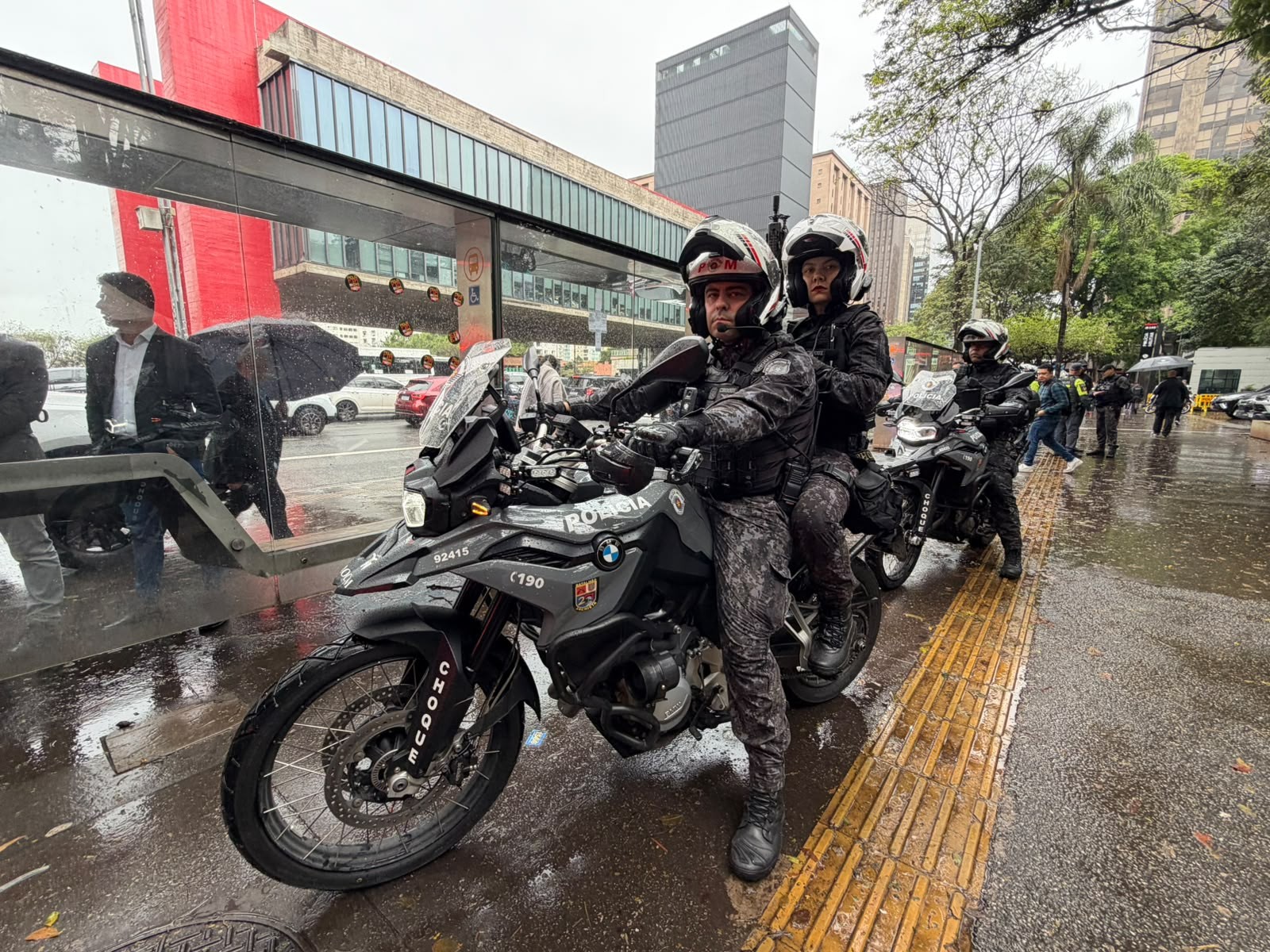 Dois PMs numa moto e armados com fuzis: SP lança novo batalhão para combater roubos e furtos na capital
