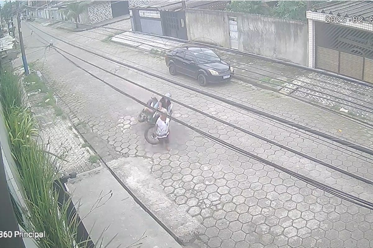 Mulher morre após ser atropelada por motociclista no meio da rua no litoral de SP; VÍDEO