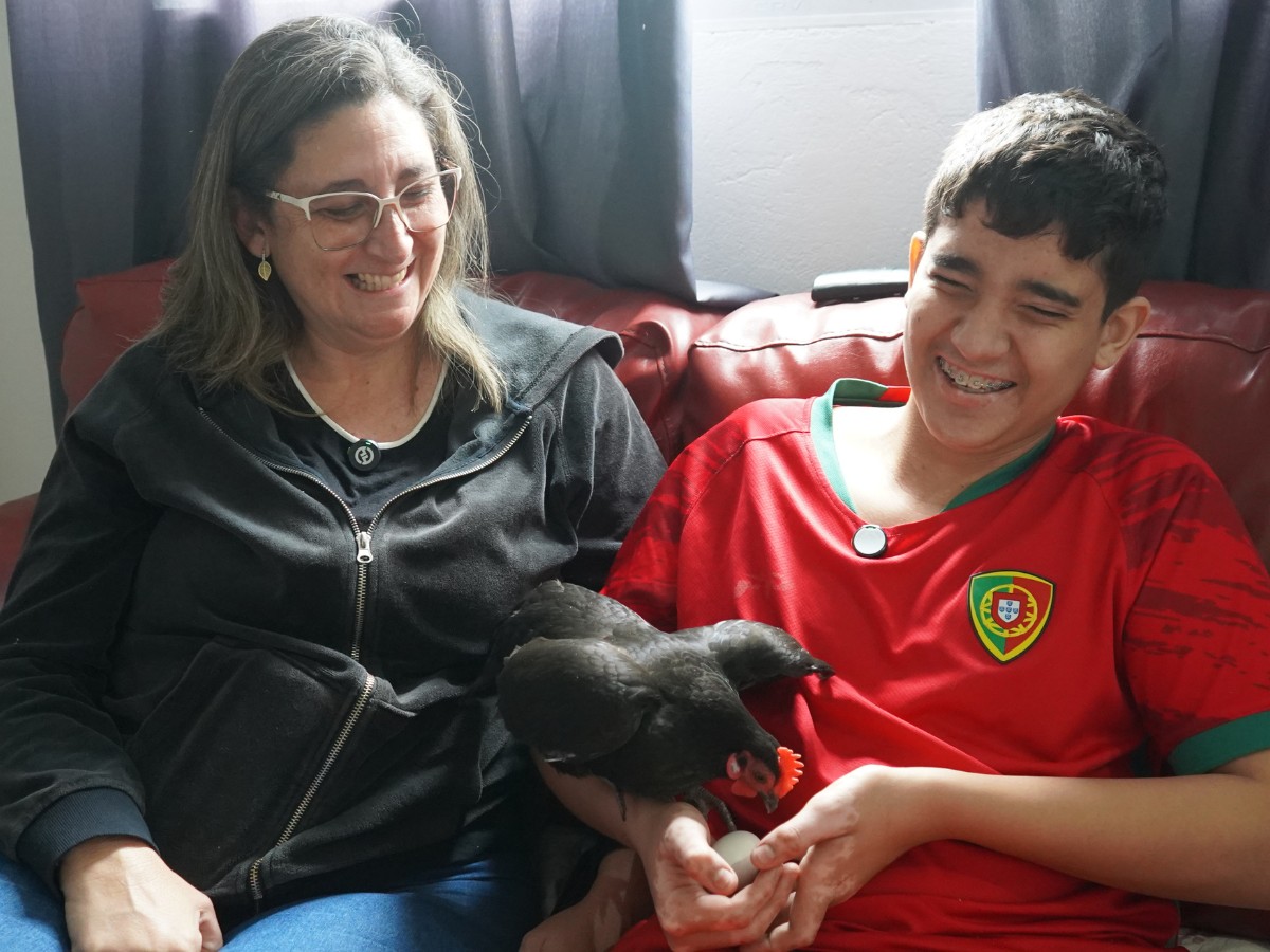 Galinha de apoio emocional ajuda adolescente autista a enfrentar ansiedade: 'Feita para ele', diz mãe
