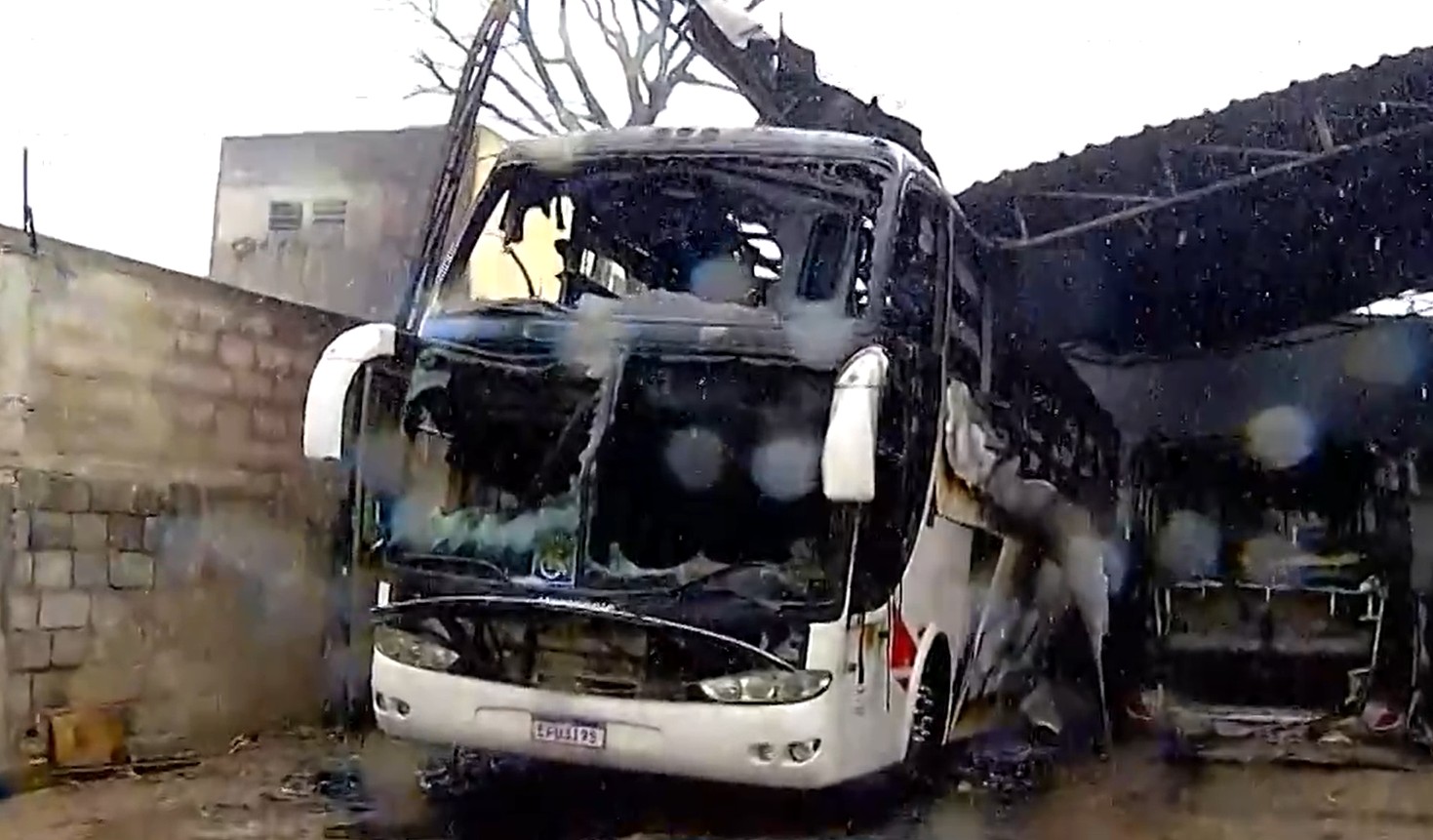 Incêndio destrói 21 ônibus em Campos, no RJ