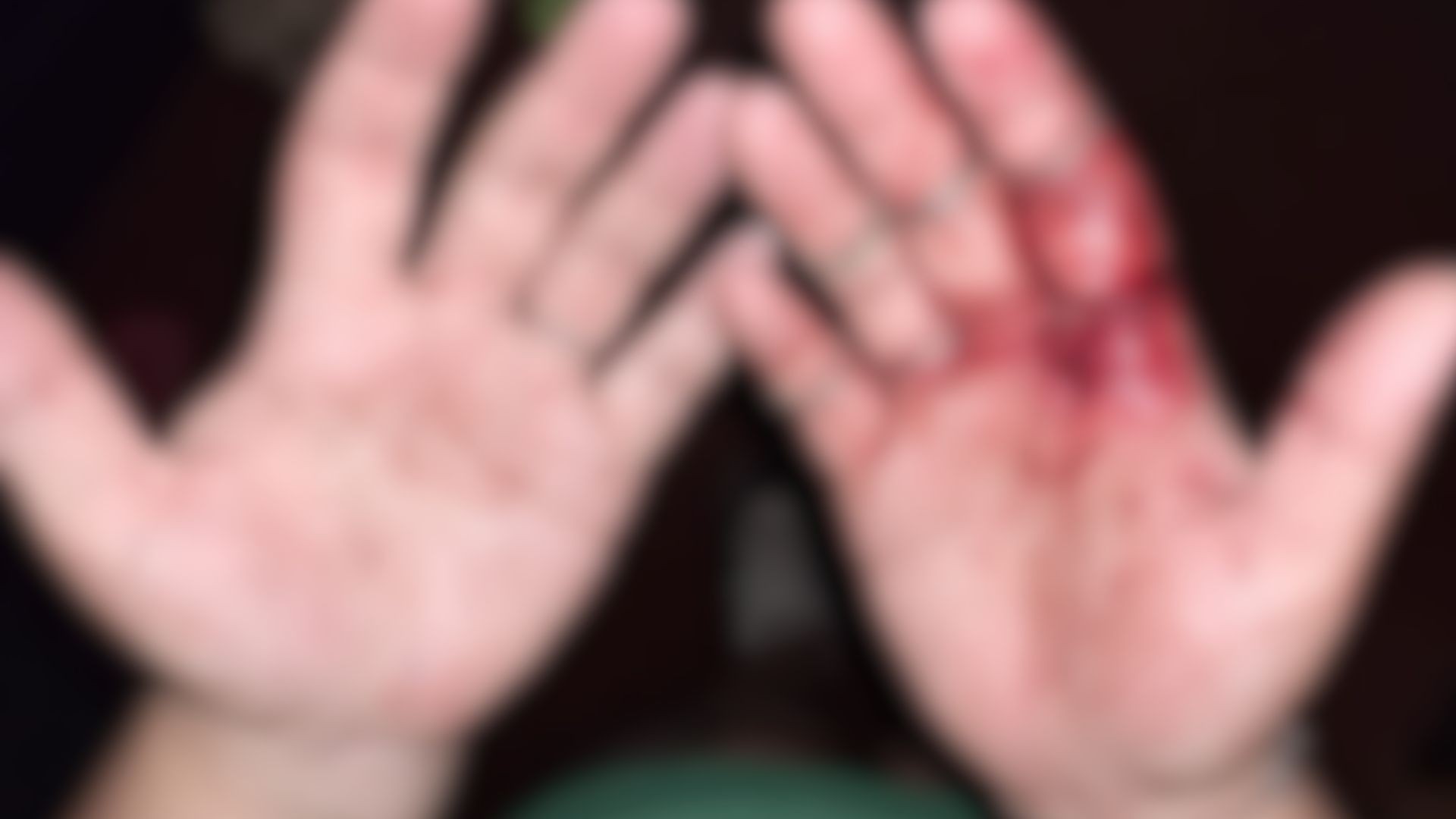 Mulher finge reconciliação com ex para escapar de ataque com faca na frente dos filhos em MG