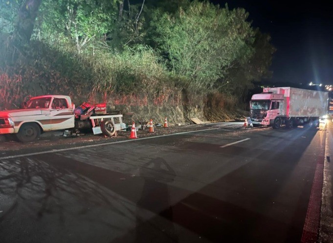 Colisão entre dois caminhões deixa dois passageiros feridos na Rodovia Assis Chateaubriand, em Presidente Prudente