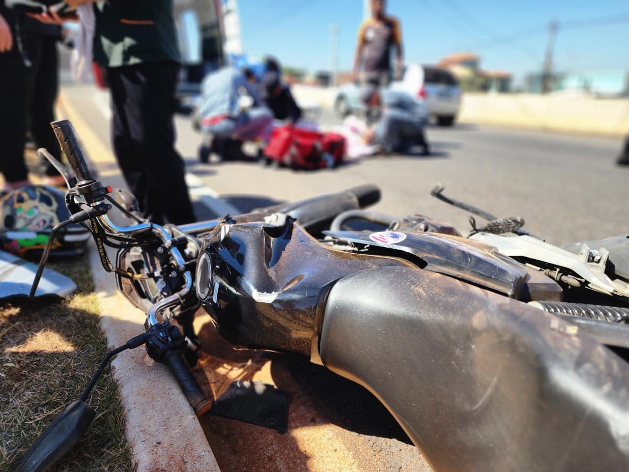 VÍDEO: motociclista avança sinal vermelho e dois ficam gravemente feridos em Limeira