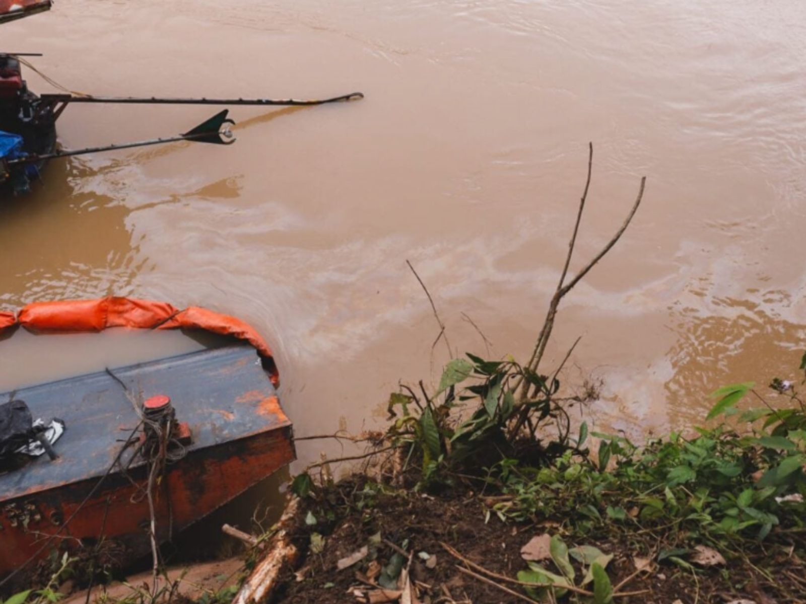 Amostras de água são coletadas após derramamento de óleo em rio do AC: 'Irresponsabilidade com a população'