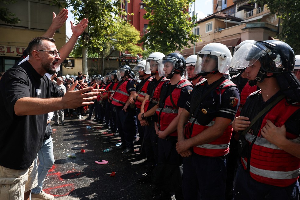 Manifestação contra construção de resort em frente ao Parlamento, em Tirana — Foto: ADNAN BECI / AFP